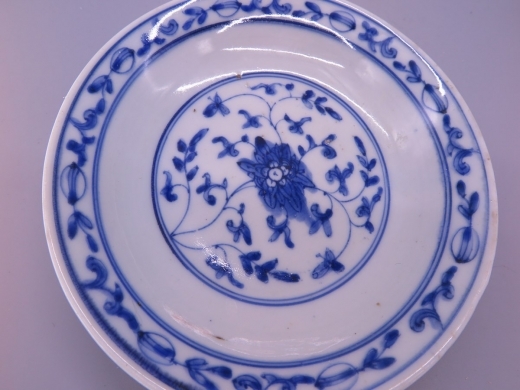 青花缠枝花纹盘