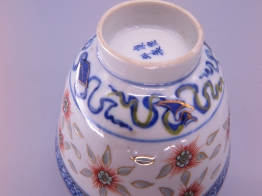 青花描金加彩米通花茶碗