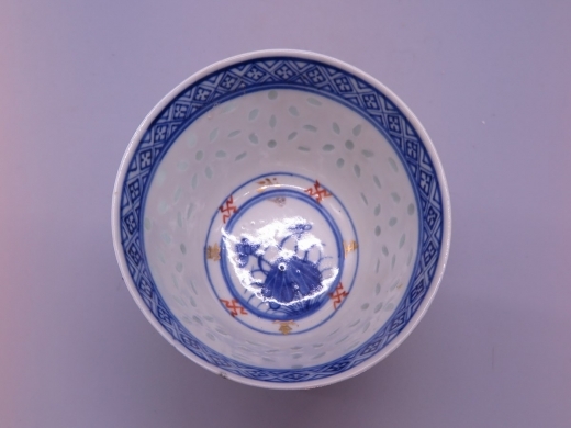 青花描金加彩米通花茶碗