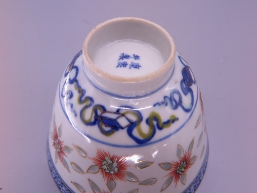 青花描金加彩米通花茶碗