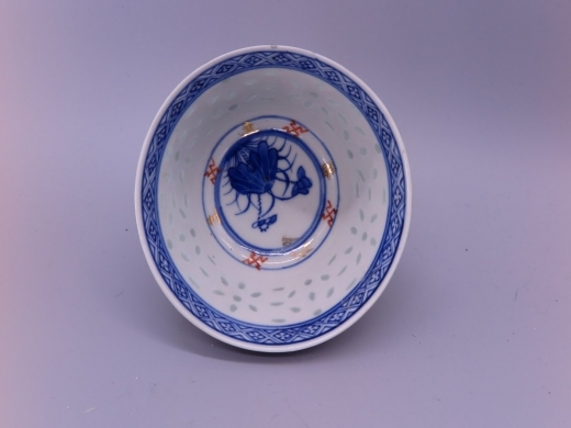 青花描金加彩米通花茶碗