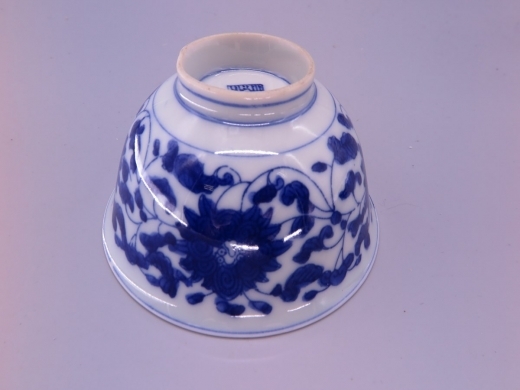 青花缠枝花茶碗