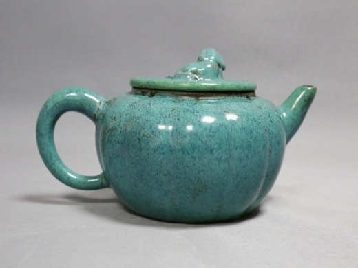 宜钧釉瓜楞茶壶