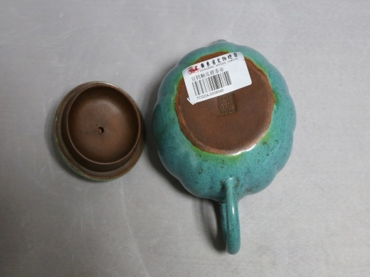 宜钧釉瓜楞茶壶