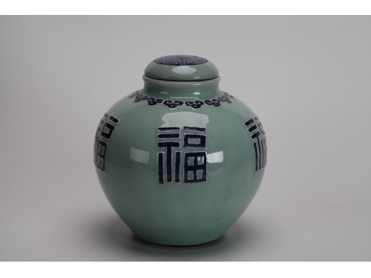 带盖豆青福字罐