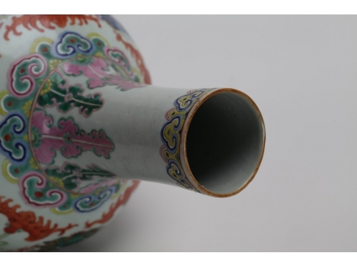 粉彩龙纹天球瓶