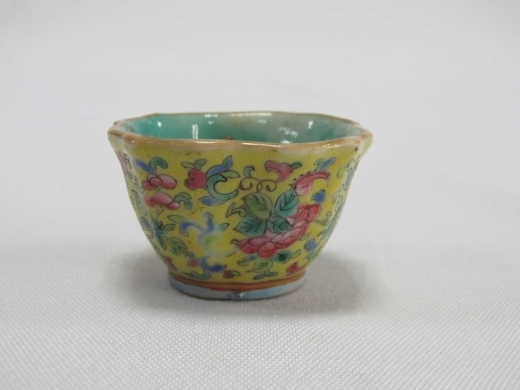 粉彩多角酒杯