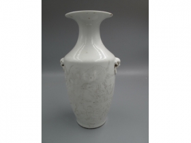  白釉刻瓷花卉尺瓶