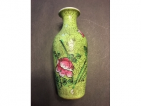 绿地粉彩花卉小瓶