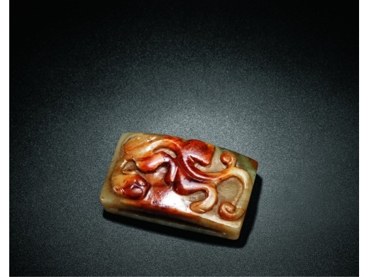 白玉红沁螭龙纹带穿