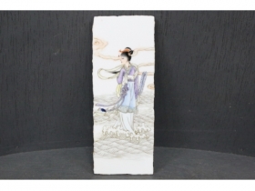 彩人物小瓷片