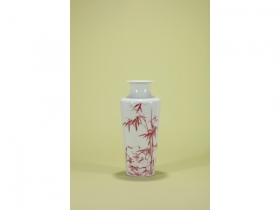 胭脂红竹石图瓶