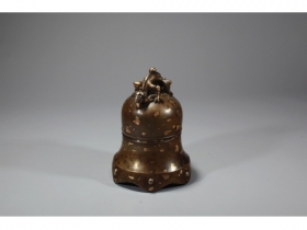十七世纪 铜洒金瑞兽钮乳钉钟