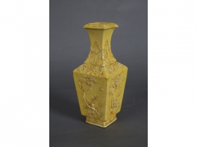 黄釉堆雕花果纹四方瓶