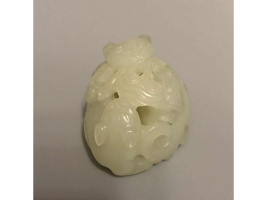 白玉琢双獾挂件