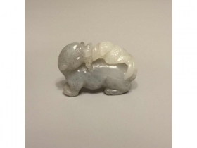 巧琢灰白玉鹰熊掛珮