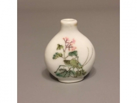 浅绛彩花卉草虫烟壶
