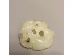 白玉琢双獾挂件