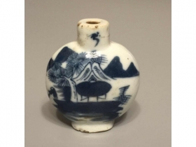 青花山水烟壷