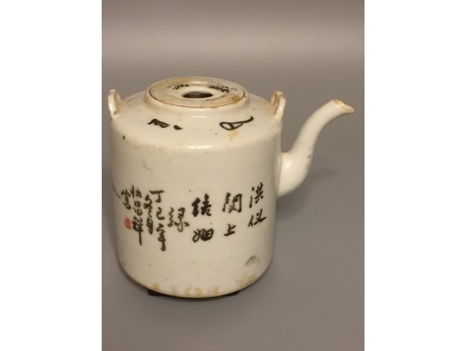 浅绛彩钓鱼图茶壼