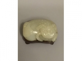 白玉琢狮子捧球把件
