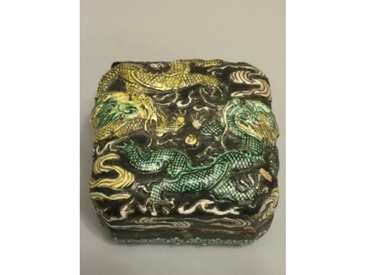 黑地三彩刁磁双龙戏珠印盒