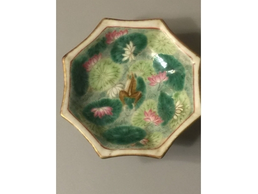 绿地粉彩荷莲青蛙八方高足盆