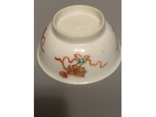 粉彩狮子戏球浅杯一对