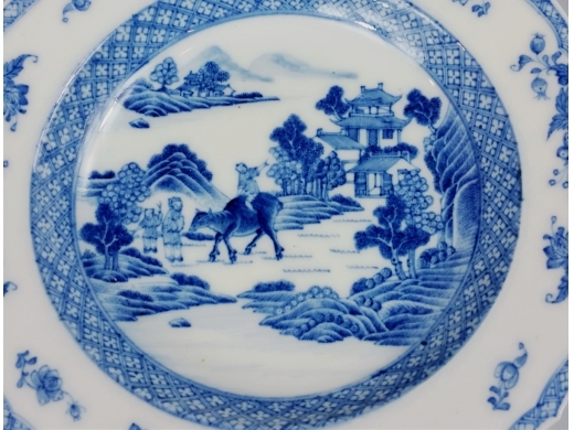 乾隆青花花口山水人物盘
