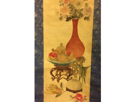絹本設色博古花卉立軸  作者：江香女史