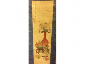 絹本設色博古花卉立軸  作者：江香女史