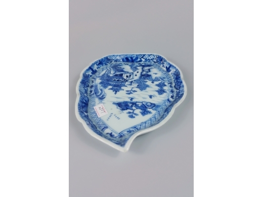 青花山水人物秋叶盘