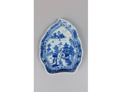 青花山水人物秋叶盘