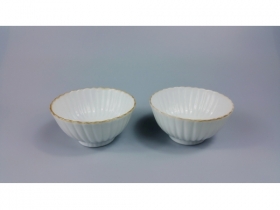 白釉菊瓣茶碗