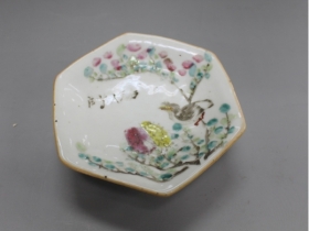 粉彩花鸟八角博古盘