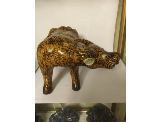 黃釉立牛形氺池