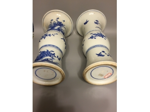 青花花鳥山石花觚瓶一對