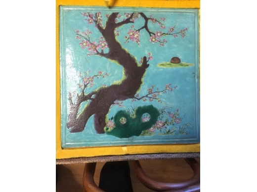 松綠地粉彩松，梅方磁片一對