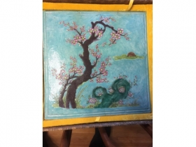 松綠地粉彩松，梅方磁片一對