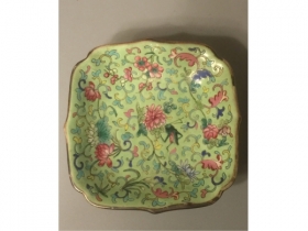 仿加慶，綠地粉彩金花邊草蟲高足盆
