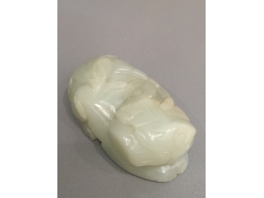 白玉琢大臥狩把件