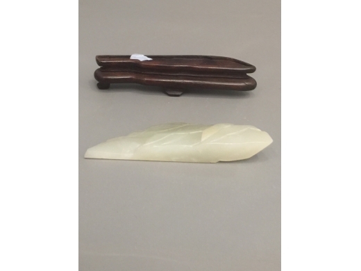 白玉琢山子形筆擱