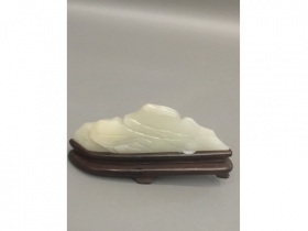 白玉琢山子形筆擱