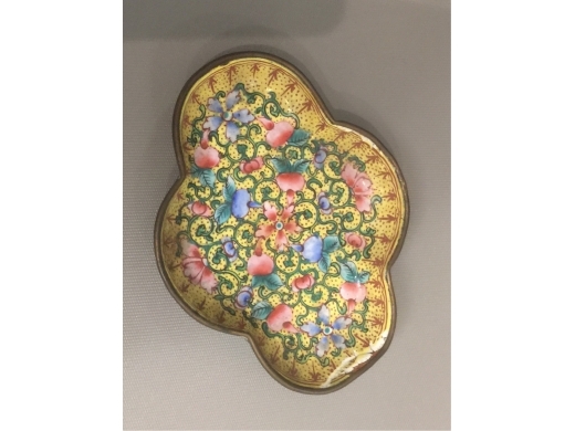 銅胎琺瑯花卉小海棠形盤一對
