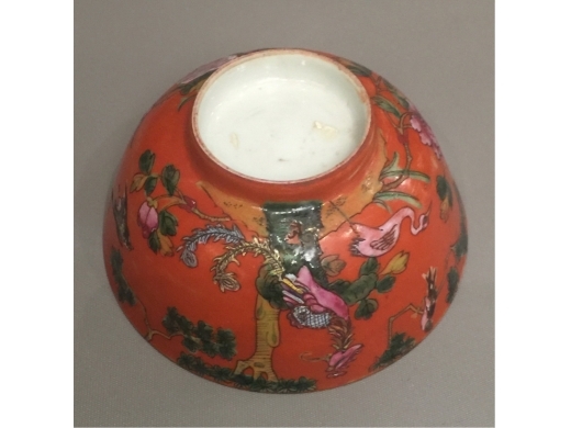 珊瑚紅地粉彩花鳥碗