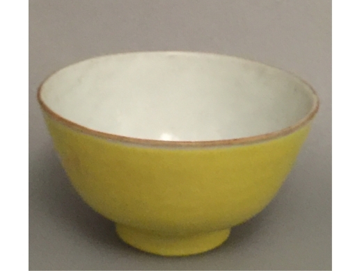 黄釉小茶杯
