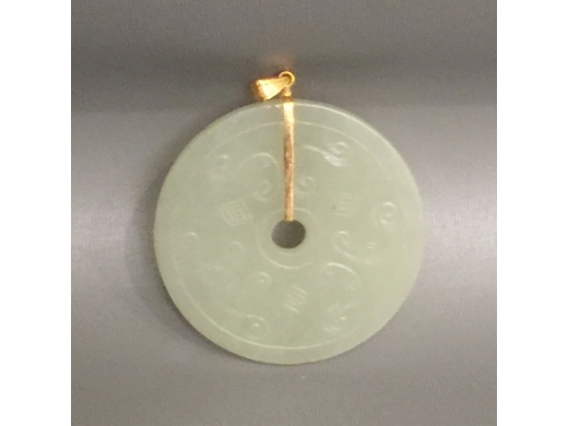白玉琢靈芝紋小貢壁，K金扣掛珮