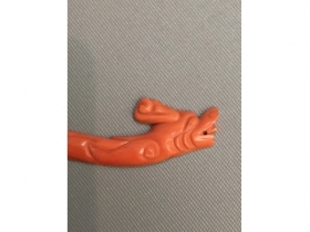 原品珊瑚琢龍形胸針料
