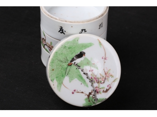 粉彩花鸟胭脂盒