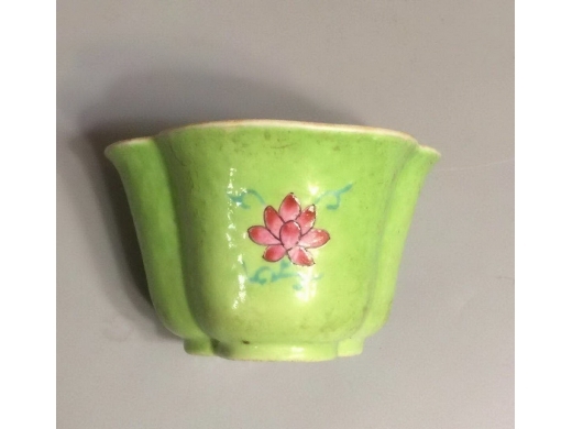 綠地粉彩花形杯